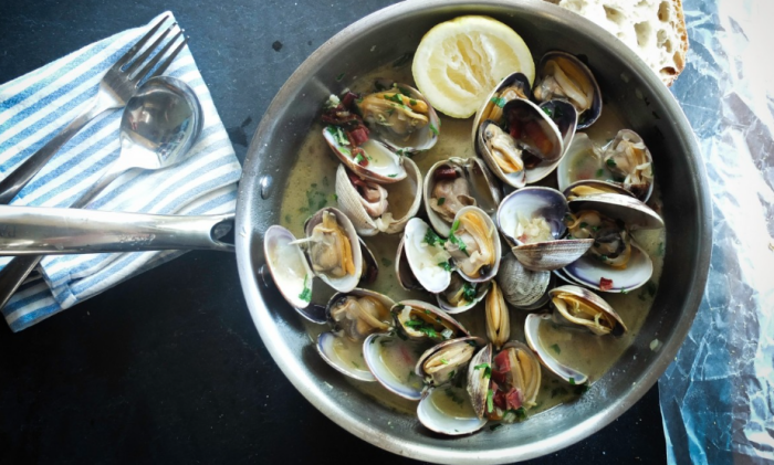 На набережную Невельска сейчас можно приходить сразу с посудой и столовыми приборами / Фото: pxhere.com