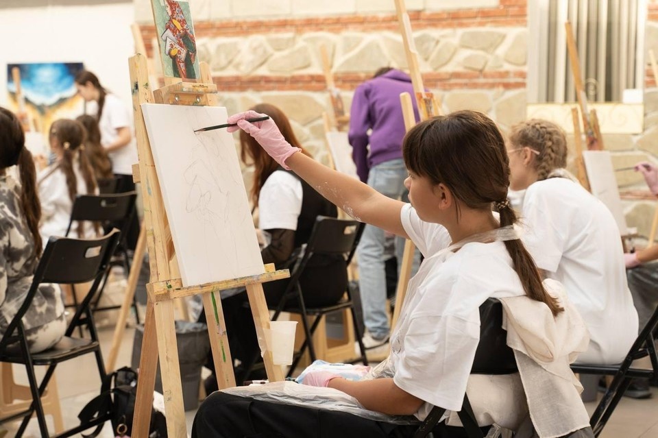    Юные художники из Макеевки посетили музей-заповедник «Архангельское». Фото: Администрация городского округа Макеевка