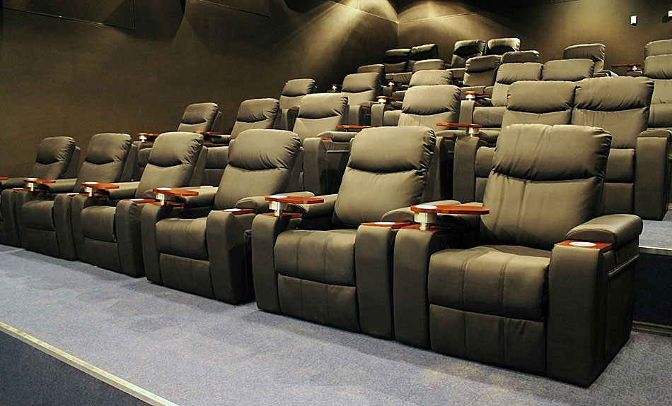 Последние разработки кинотеатральных кресел зрителей в залы не добавили…