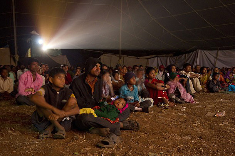 Киносеанс в индийском городе – можно и на земле посидеть, если сюжет увлекательный!