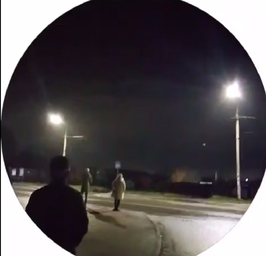 Люди под Владимиром вышли посмотреть, что будет дальше.Стоп-кадр видео очевидца. 