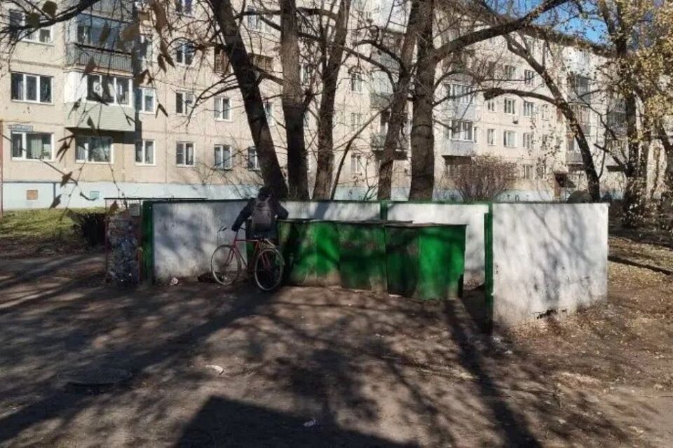    Уборка площадок для сбора ТКО. Источник: duma-barnaul.ru