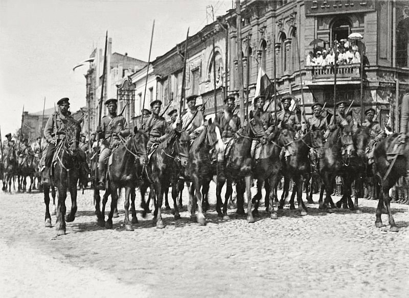 Деникинский Поход на Москву также остро критиковался даже в самом белом лагере. Другой вопрос, были ли варианты лучше.