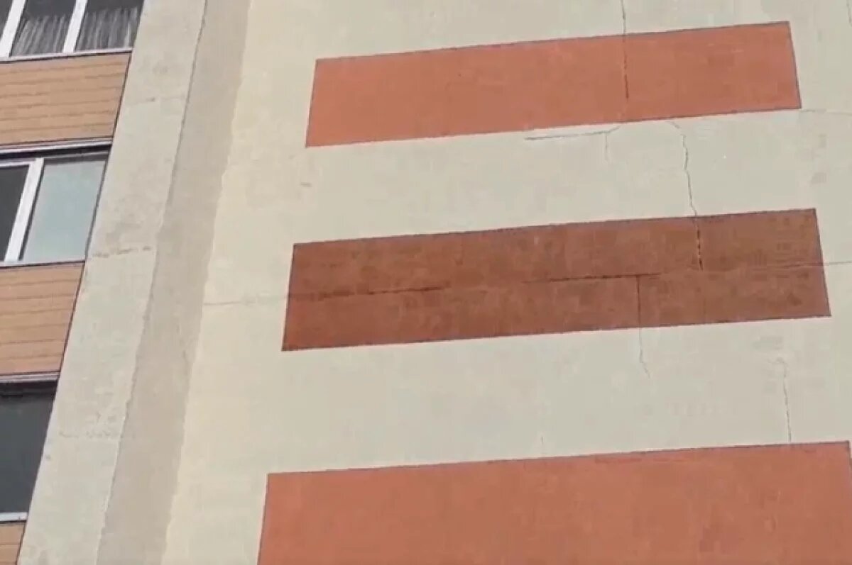    В доме в Южно-Сахалинске после капремонта за 52 млн трескаются стены