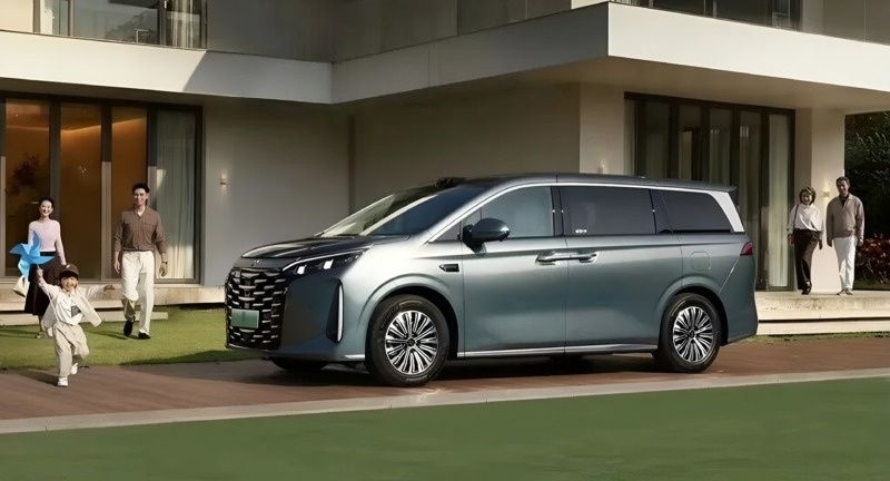 Обновленный BYD M9. На крыше - LiDAR, а в палитре - новый цвет Far Mountain Green. Фото: BYD