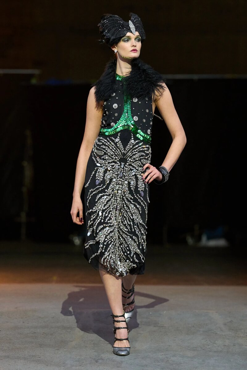 Lulu Tenney в Miu Miu для фильма "Великий Гэтсби". Украшение на голове создано Margaret Gill and Rosie Boylan. Серьги от De Beers earrings и украшение Fred Leighton