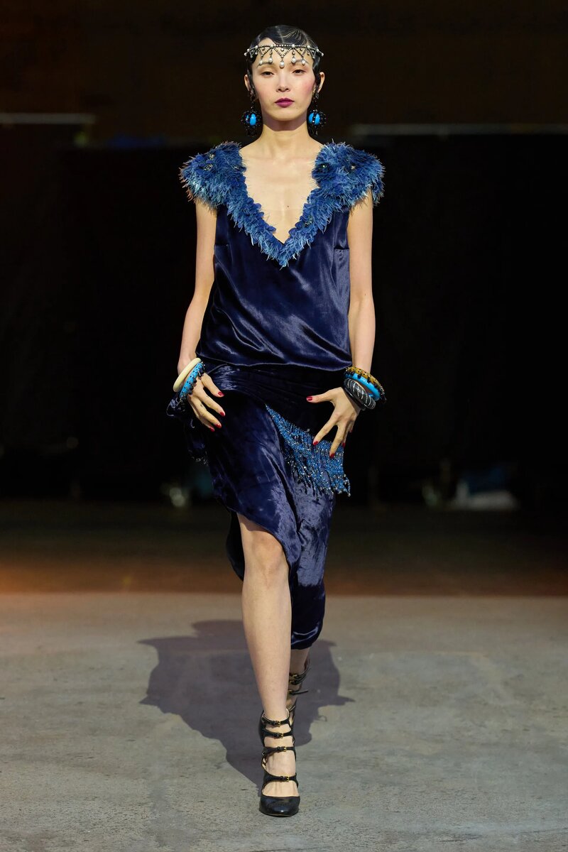 Xiao Wen платье Prada, созданного для фильма "Великий Гэтсби". Украшение на голове создано Fred Leighton. Серьги и браслеты от Prada