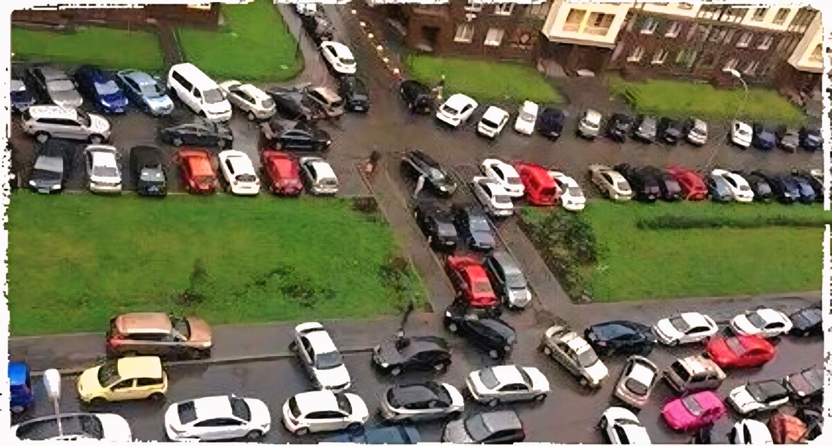 Скоро эта картина станет "роскошью". Минтранс хочет, чтобы здесь был либо газон, либо платный паркинг.