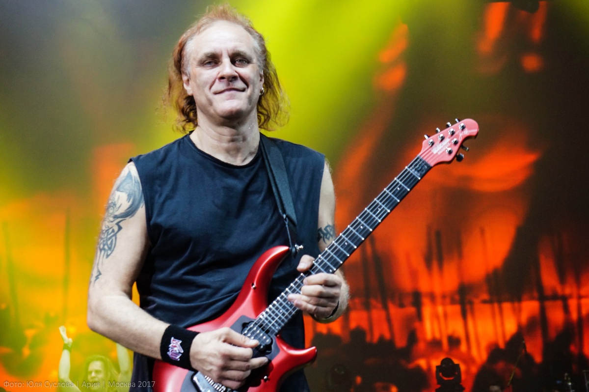 Владимир Петрович Холстинин — советский и российский рок-музыкант, гитарист и композитор. Имеет неформальное прозвище «Холст»