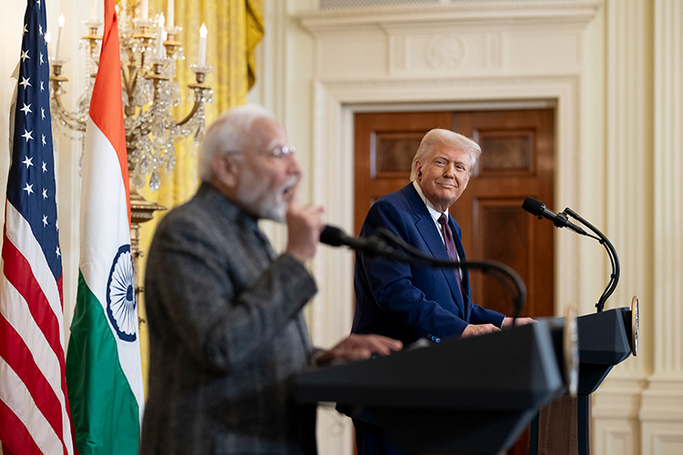 «Я думаю, что зачастую Трамп своими действиями сам себе стреляет в ногу» Фото: © White House / via Globallookpress.com / www.globallookpress.com