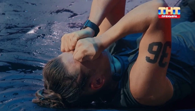 Во время испытания Лана заработала перелом. Скриншот выпуска "Титаны-3"