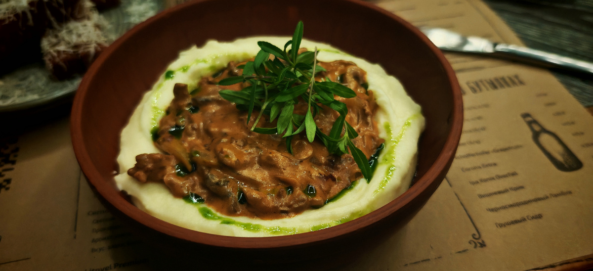 Себя я заказывала пюре с бефстроганов и грушевый сидр. 