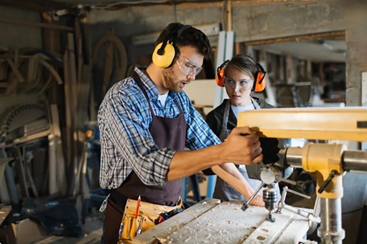    На любом промышленном предприятии региона ждут молодых специалистов, но привлечь и удержать их непросто...