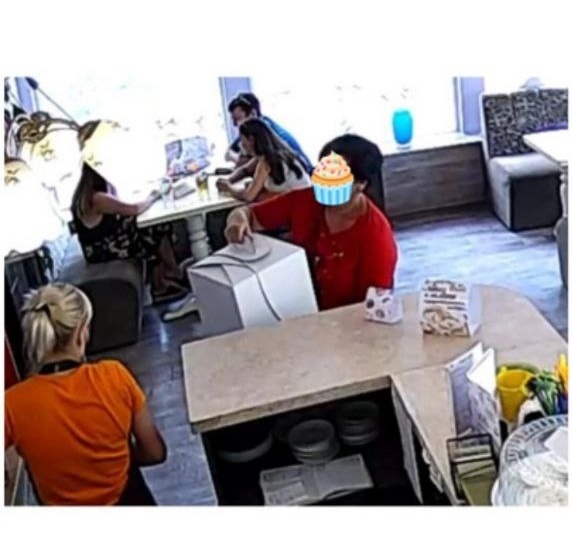 Стали разбираться и оказалось, что торт отдали по ошибке ещё и за копейки