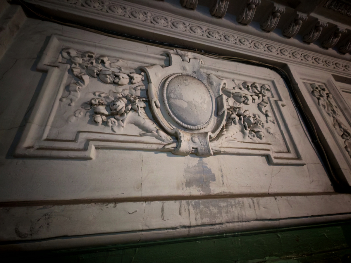 Растительные мотивы в интерьера парадной 