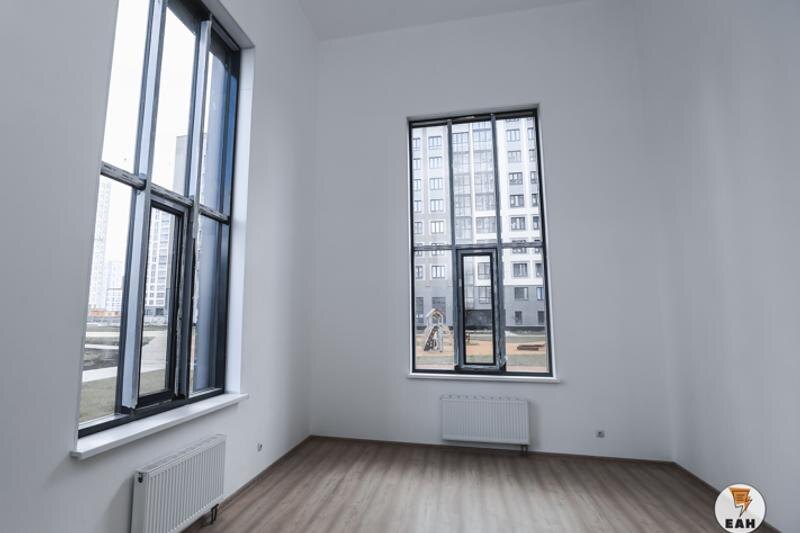    ЕАН. Комната с окнами