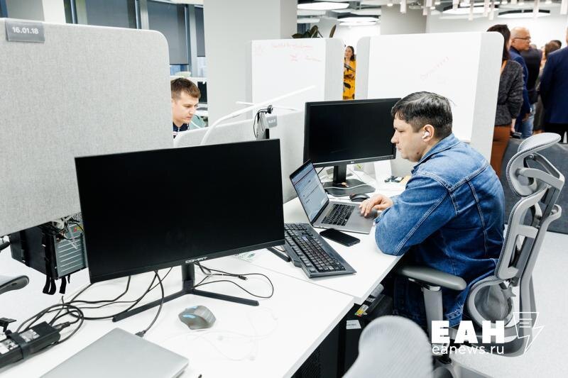    ЕАН. Сотрудники в офисе