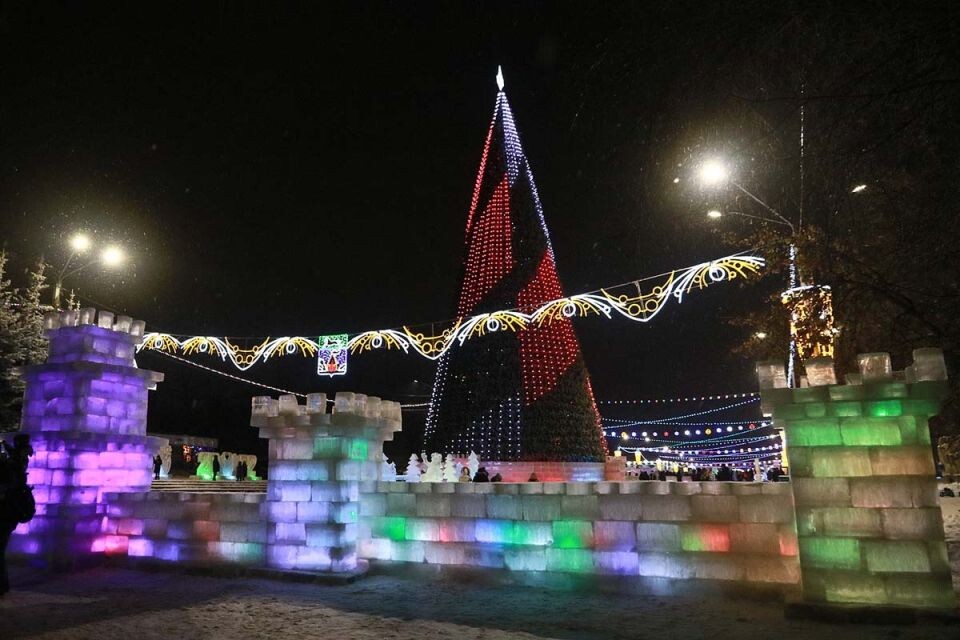    Площадь Сахарова. Новогодний городок. Источник: Олег Укладов