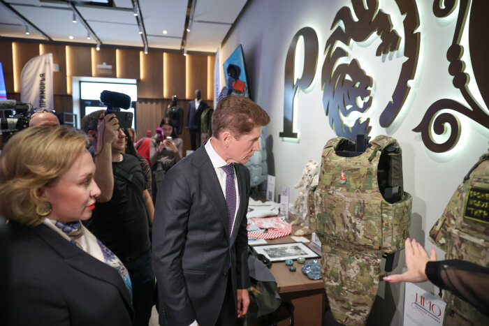  Губернатор осматривает выставку, подготовленную региональным Центром креативных индустрий / Фото: Игорь Новиков – пресс-служба правительства Приморского края