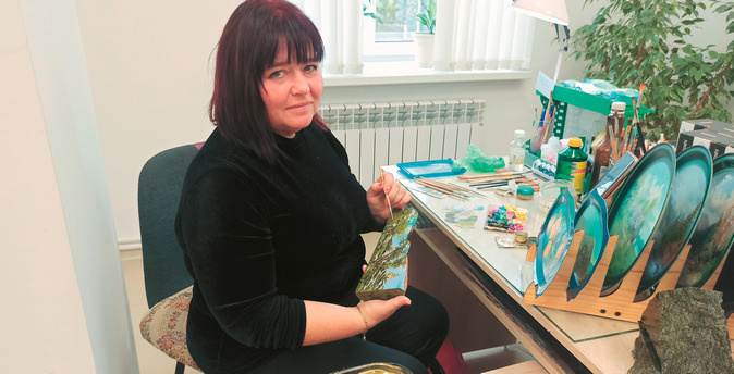 Мастерица Татьяна Богатова увлеклась тагильской росписью с 16 лет
