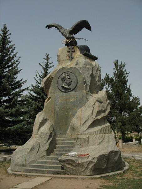 Памятник Пржевальскому на Иссык-Куле.