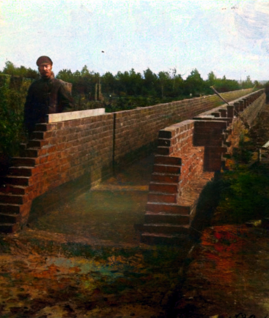 Строительство кирпичного канала для полей аэрации. Фото начала двадцатого века после колоризации