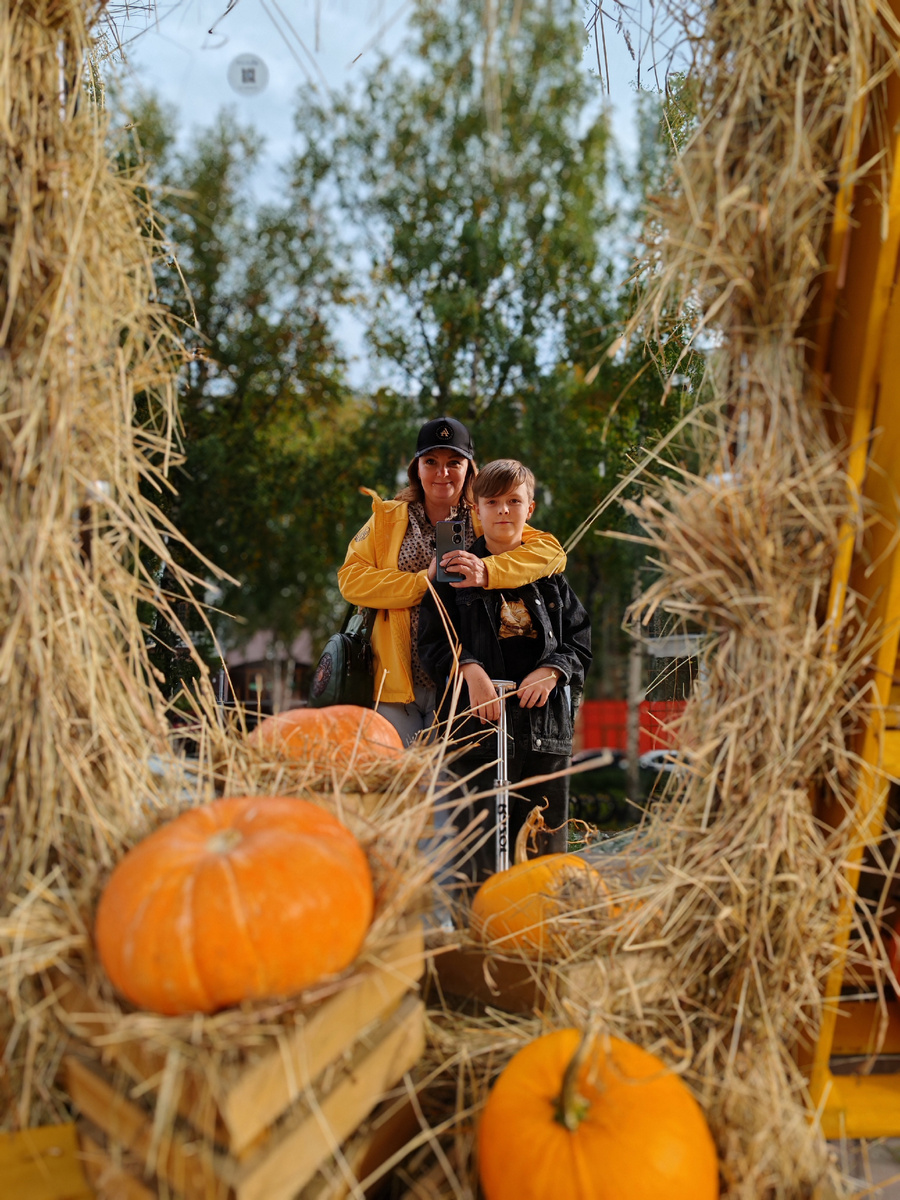 Погнали. (данная локация, селфи-зеркало, находится в непосредственной близости от дома Губкиных)