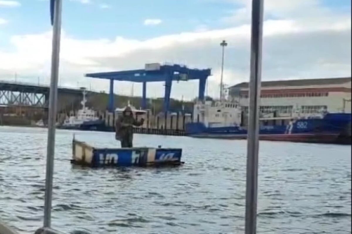    Астраханец решил покорить Волгу на плоте из канистр