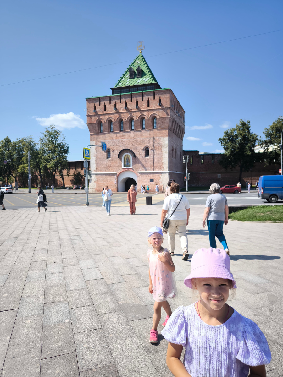 Вход в Кремль через Дмитриевскую башню.