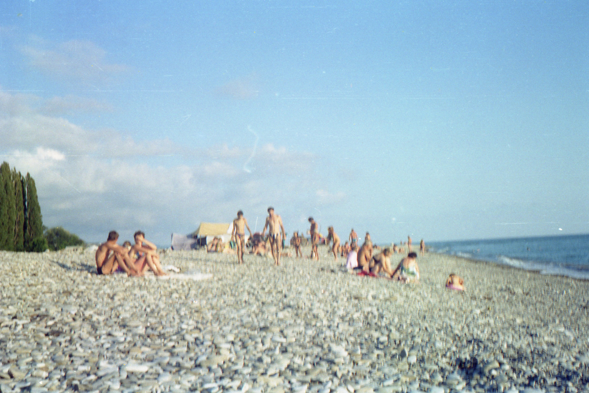 В центре этого не очень четкого кадра я (слева) и отец (справа) летом 1996 года на черноморском побережье Краснодарского края. Снимок пленочным фотоаппаратом.