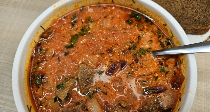    Как варят настоящий борщ, а не суп со свеклой: нашла рецепт в книге 1952 года. Есть 2 тонкости: от них зависит вкус и рубиновый цвет