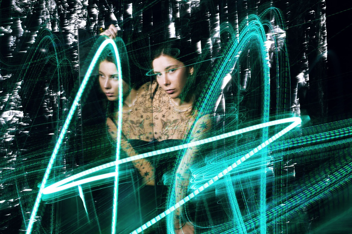    Зеркало можно подносить не только к фотоаппарату, но и добавлять в сцену с моделью. На этом снимке только цветокоррекция, все эффекты — это зеркало и смешанный свет / Фото: Елизавета Чечевица