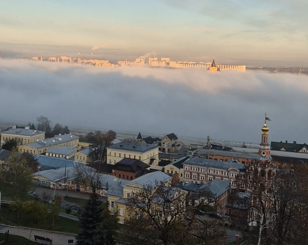    Над Волгой и Окой низко расстелились облака, из-за чего между двумя берегами города появилась воздушная стена