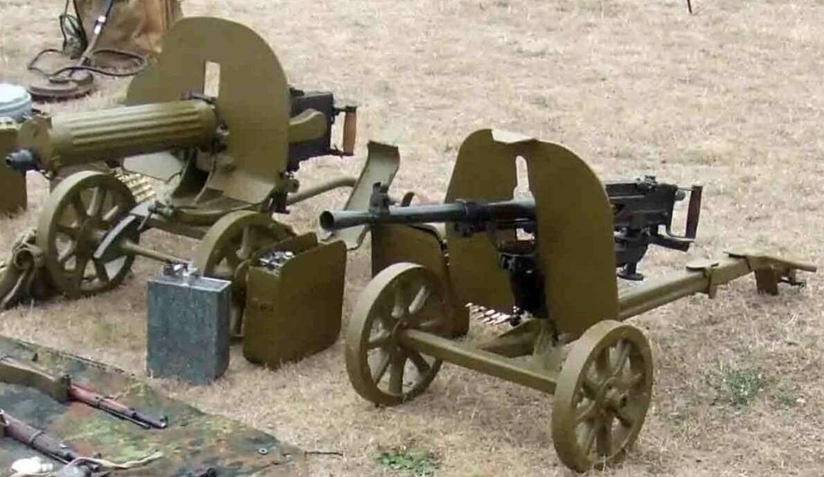 Пулемет Максима и пулемет Горюнова.