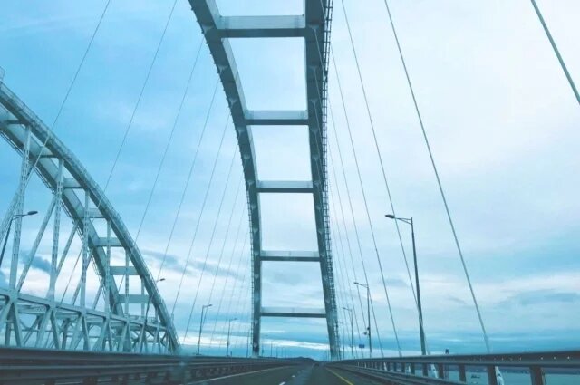    С 3 ноября запретят проезд электромобилей по Крымскому мосту: что известно?