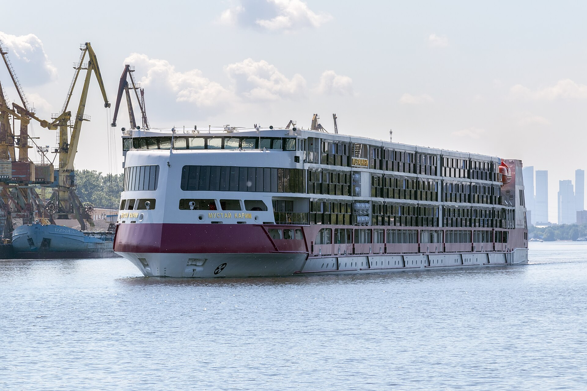"Мустай Карим" - первое новое отечественное круизное судно, вышедшее на туристические линии