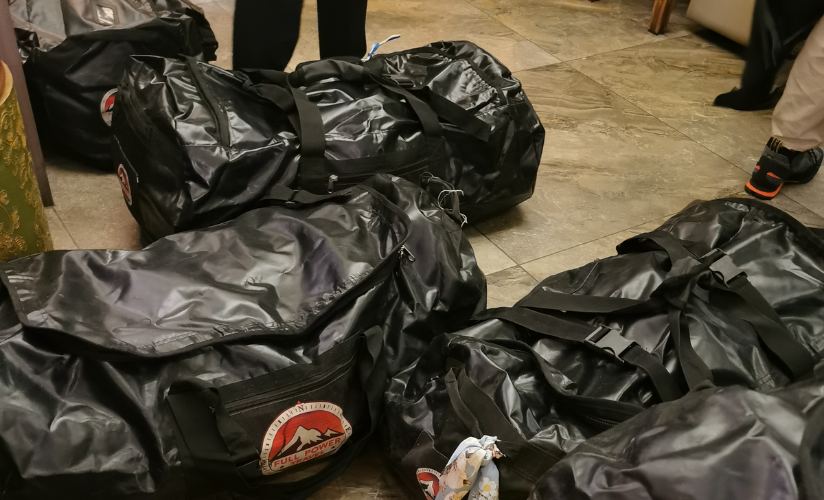 Баулы, которые несут портеры