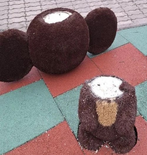 Фигура Чебурашки с оторванной головой в парке  Героев СВО