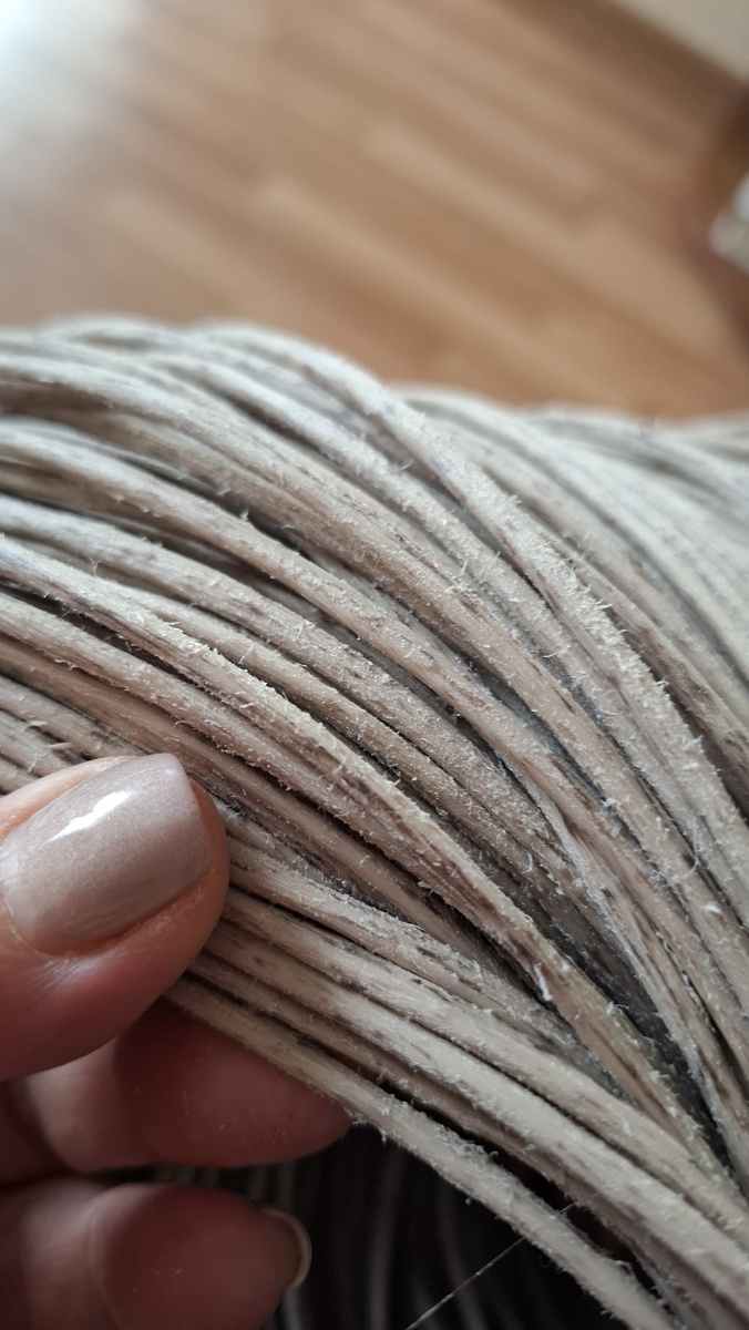 Шершавый. Шлифованный. Люблю работать таким прутком.