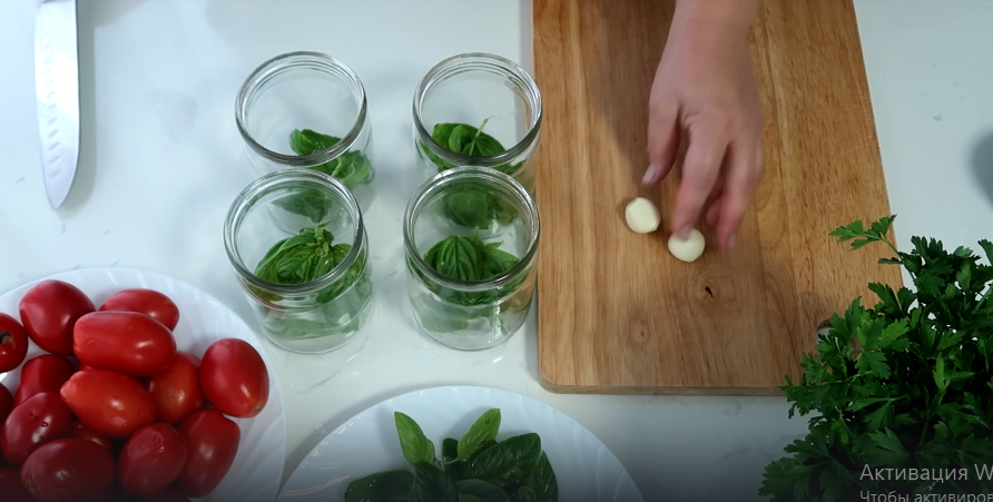 На дно банок кладем листья базилика