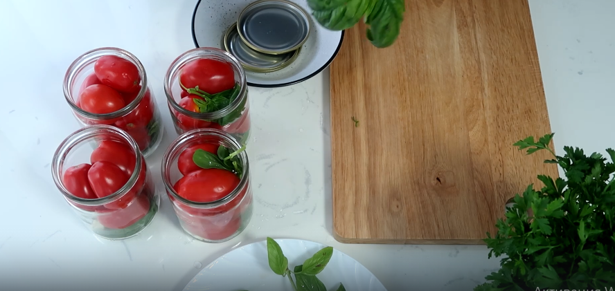 Плотно укладываем помидоры