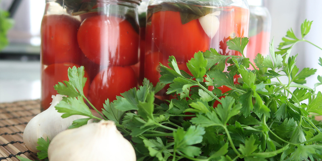 Маринованные помидоры с базиликом на зиму