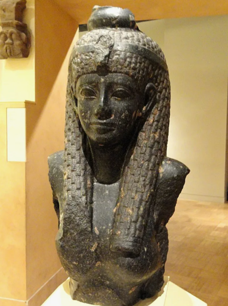 File:Cleopatra VII statue fragment, 69-30 BC - Royal Ontario Museu