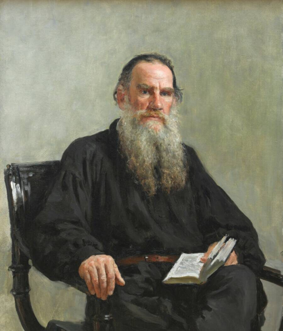 Лев Толстой родился 28 августа (9 сентября) 1828 года в именитой дворянской семье в родовой усадьбе матери Ясная Поляна Тульской губернии. 