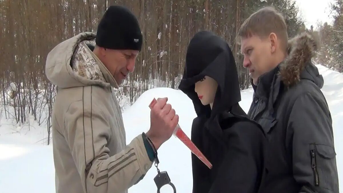    Михаил Попков (слева) во время следственных действий © Следственное управление Следственного комитета Российской Федерации по Иркутской области