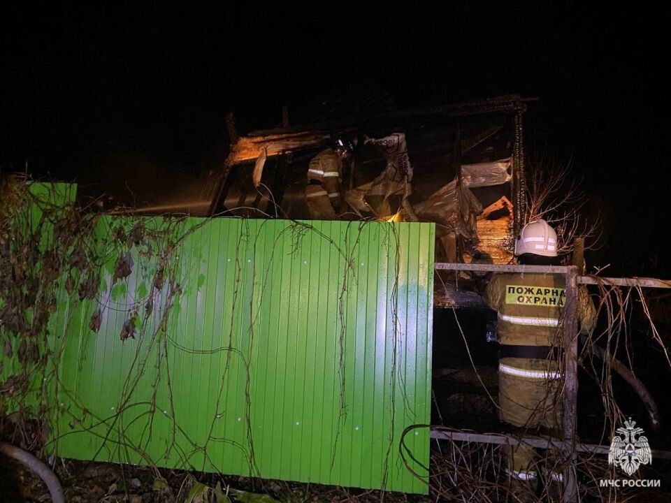    Пожар в поселке Известковом. Источник: ГУ МЧС России по Республике Алтай