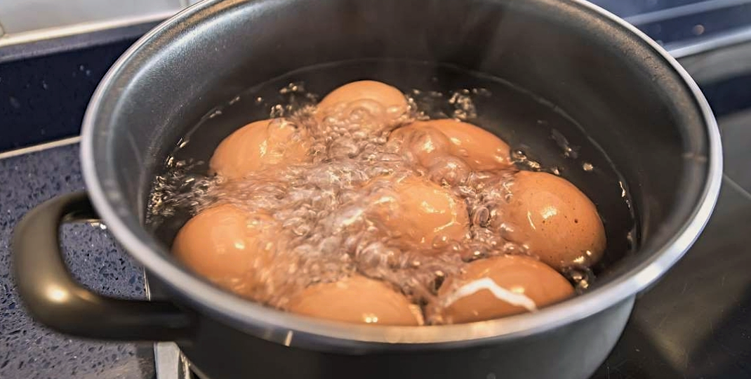Больше не кладу яйца после варки в холодную воду, оказывается это опасно для здоровья. Рассказываю, почему и как остужать их правильно