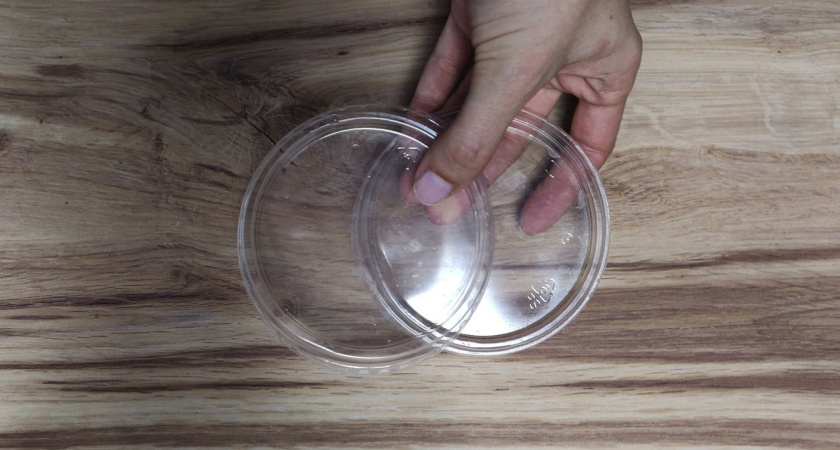    Не выкидывайте пластиковые крышки от сметаны: просто незаменимые способы применения на кухне