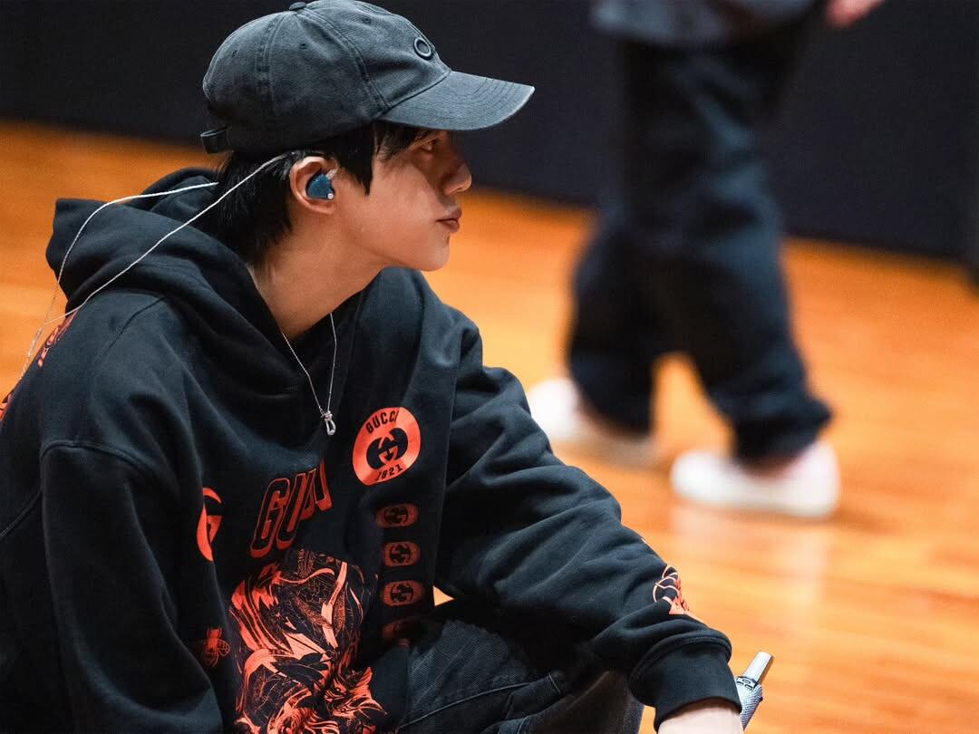 Джин в зале для репетиций за пару дней до концерта. Фото - из соцсетей Утто