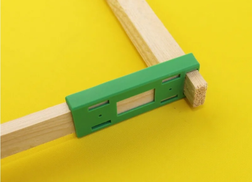 Это накладка на рамку, если нет "плечиков"